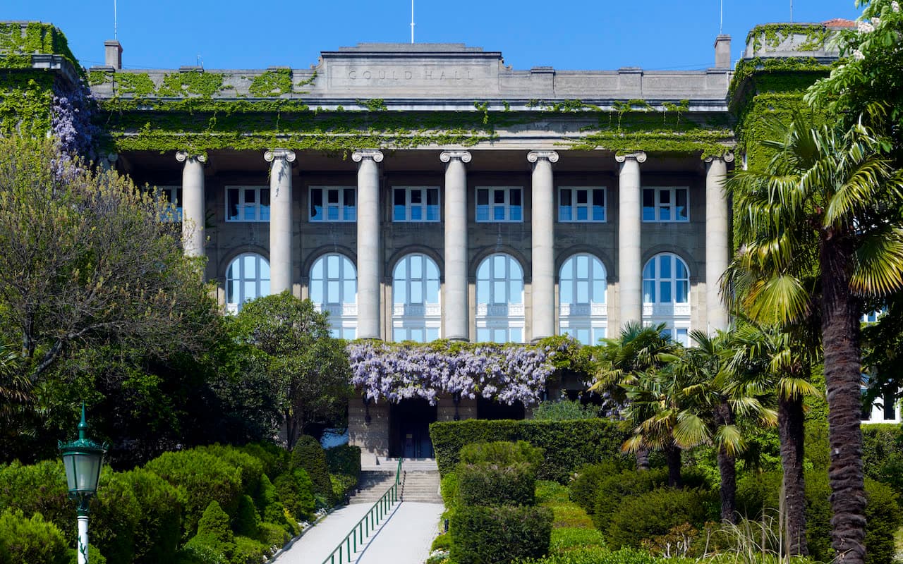 Robert Kolej'de Gould Hall: sütunlu cephe, morsalkımlar ve binaya çıkan yol.